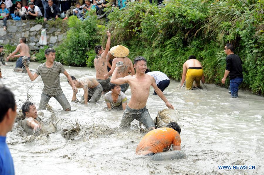 Fish-catching contest held in SW China