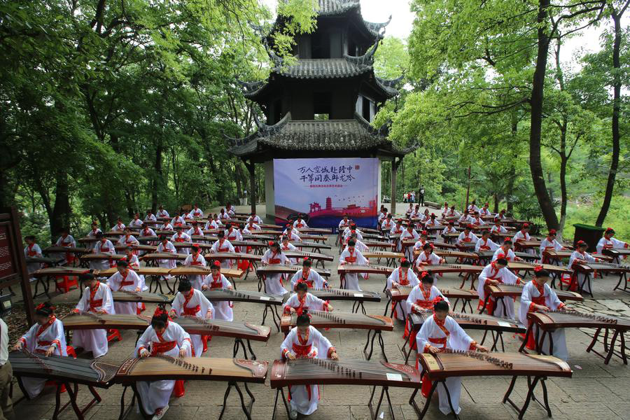 Teenagers play Chinese instrument Zheng in Hubei