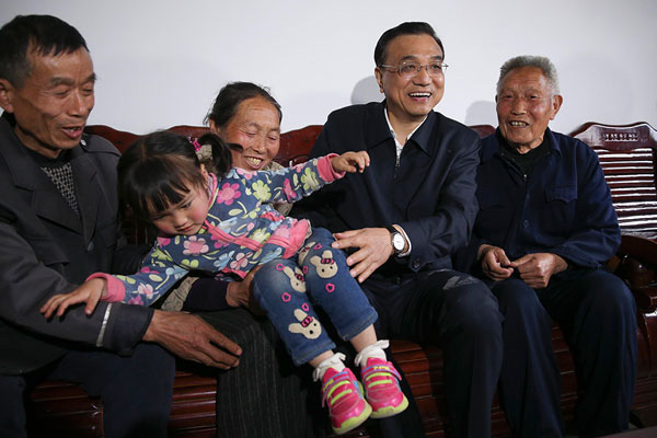Premier Li praises unyielding spirits of Sichuan people