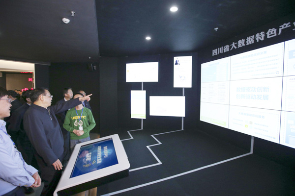 Premier plays badminton as with robot he visits Chengdu's entrepreneurial hub
