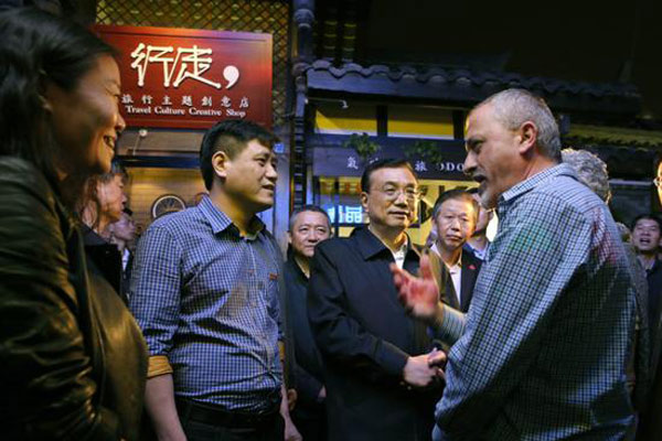 Premier Li tours Chengdu alley, promotes Chinese beer