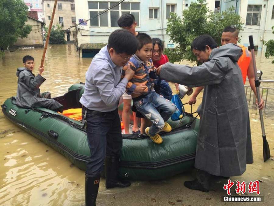 Tornado, heavy rain batters Central China's Hunan