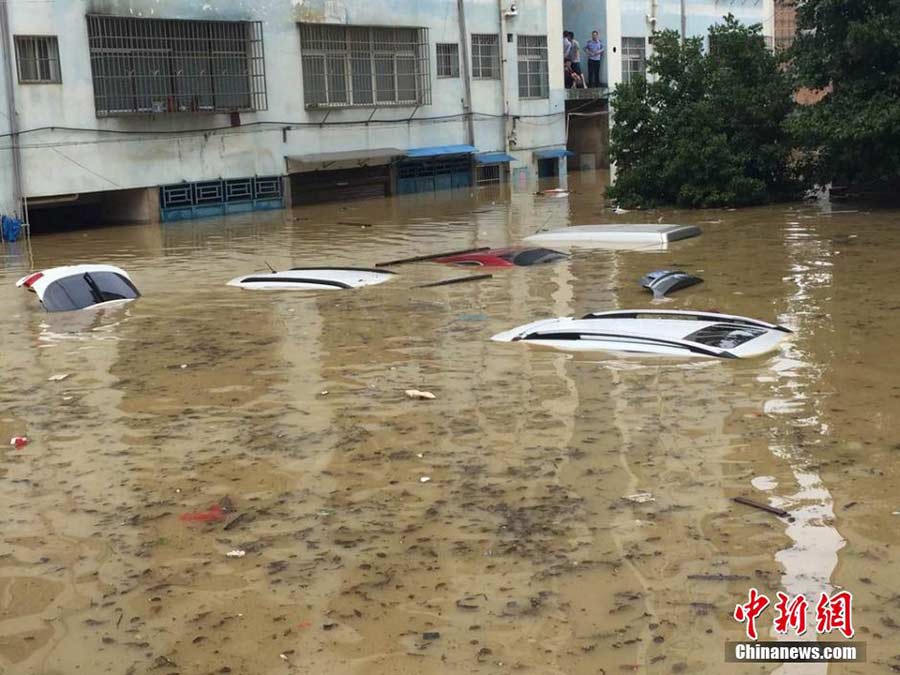 Tornado, heavy rain batters Central China's Hunan