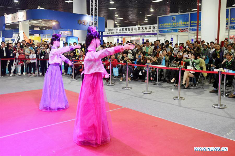 Robots dance, fight fire and serve meal at Henan expo