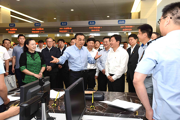 Premier stresses streamlined government functions in Hubei