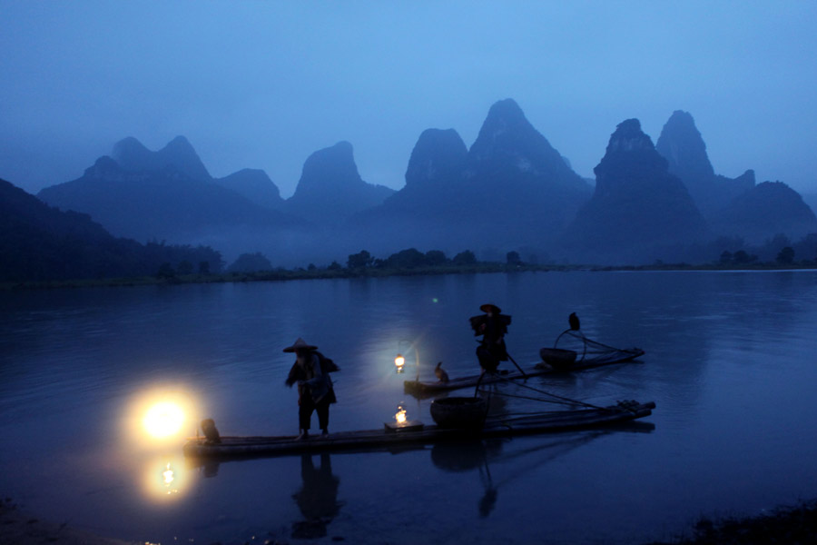 Stars of Lijiang River: Elderly brothers with white beards
