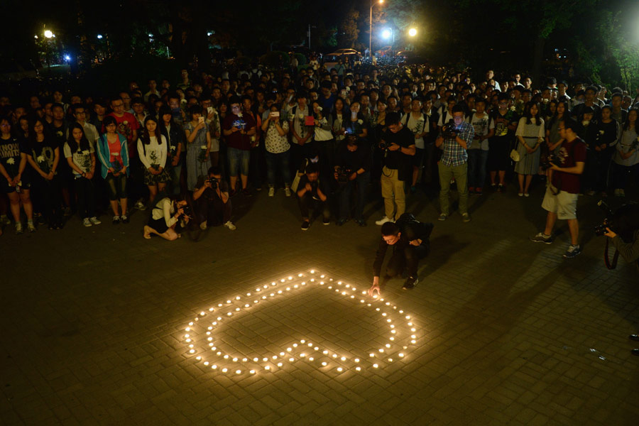 Tsinghua lights candles in memory of alumna and celebrated writer Yang Jiang