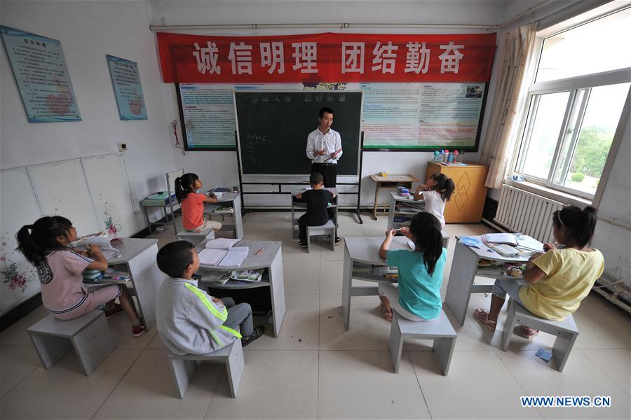 Congenital HIV carrier students in Shanxi's Red Ribbon School