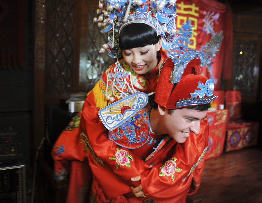 American marries Chinese girl in traditional wedding