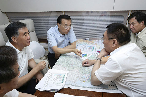 Premier inspects flood areas in Anhui, Hunan