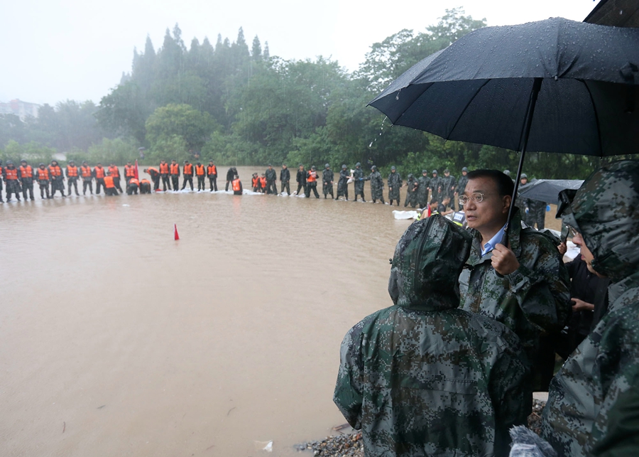 Premier Li visits flood-hit Wuhan