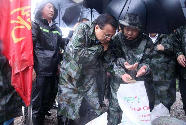 Premier Li stresses protecting lives in flood zone