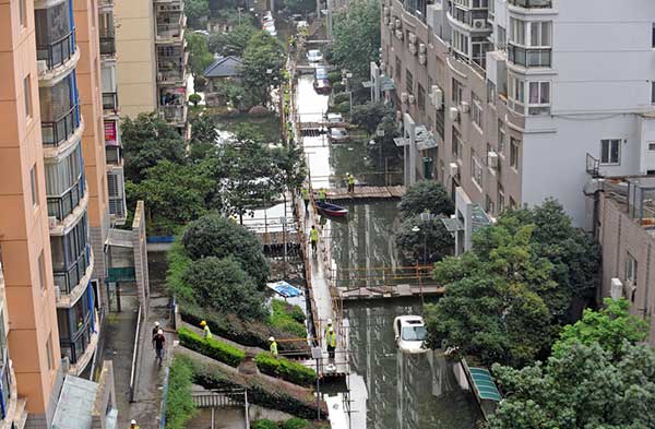 2,000-meter-long makeshift bridge built in flooded Wuhan