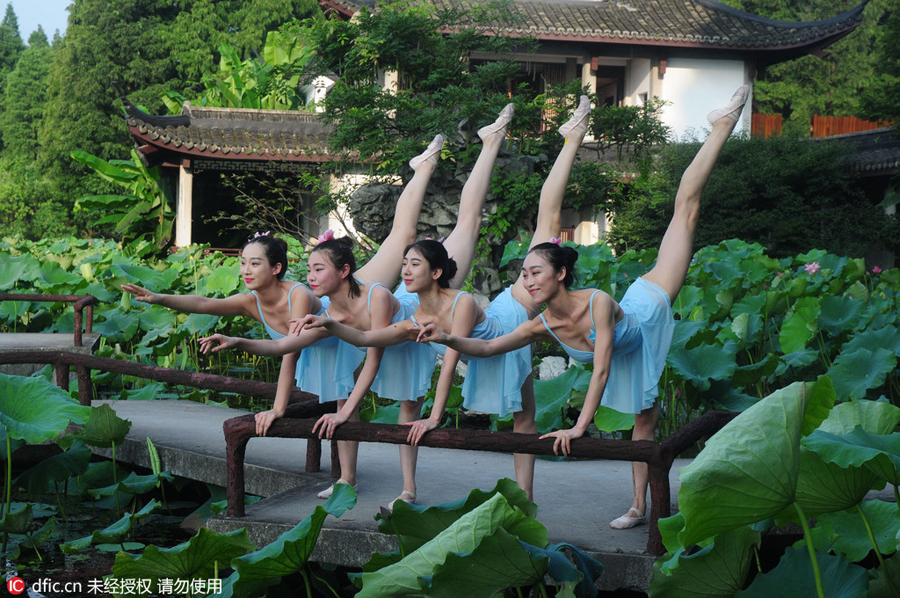 Graceful dancers perform on West Lake in East China