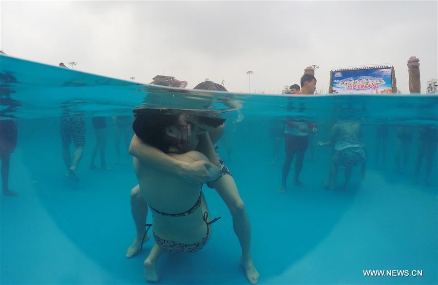 Underwater kissing contest held in Shanghai