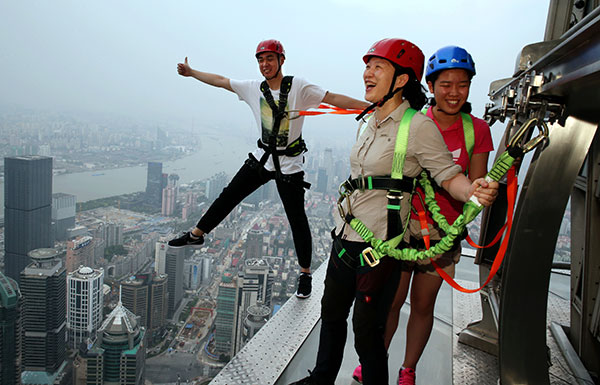 Visitors can test their courage on Shanghai skywalk