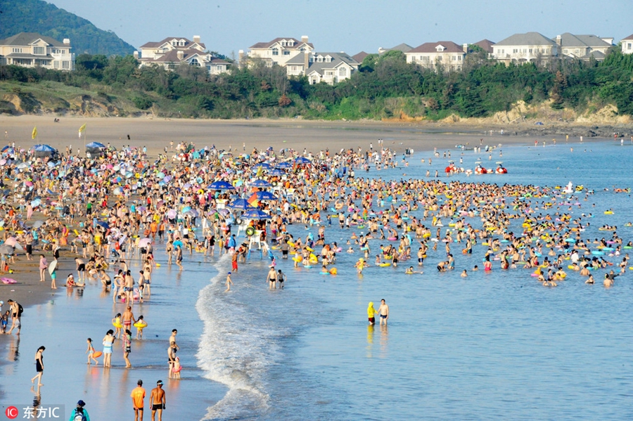 Thousands rush to beaches to escape summer heat