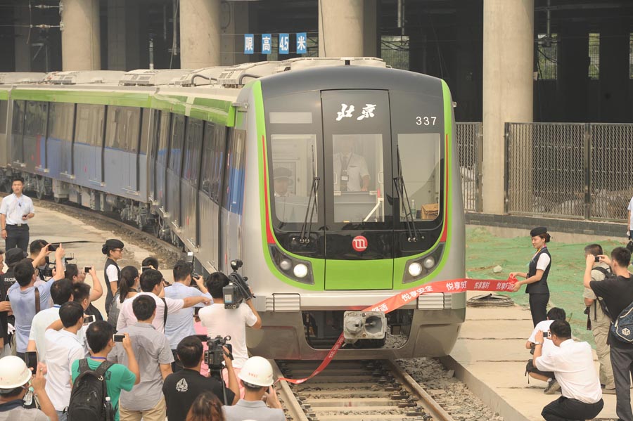 Largest subway train unveiled in Beijing