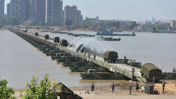 1,150-meter-long 'floating bridge' created on Yangtze River in 26 minutes