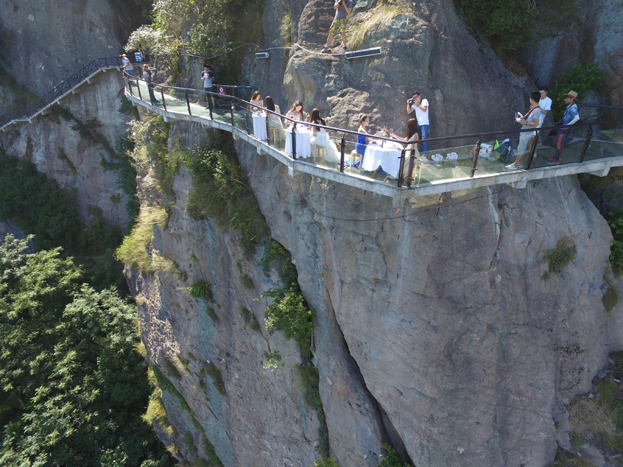 Take a sip of wine at the glass skywalk in Hunan