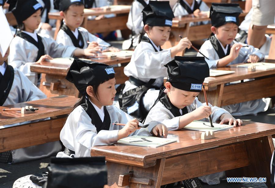 Children wearing Hanfu attend writing ceremony