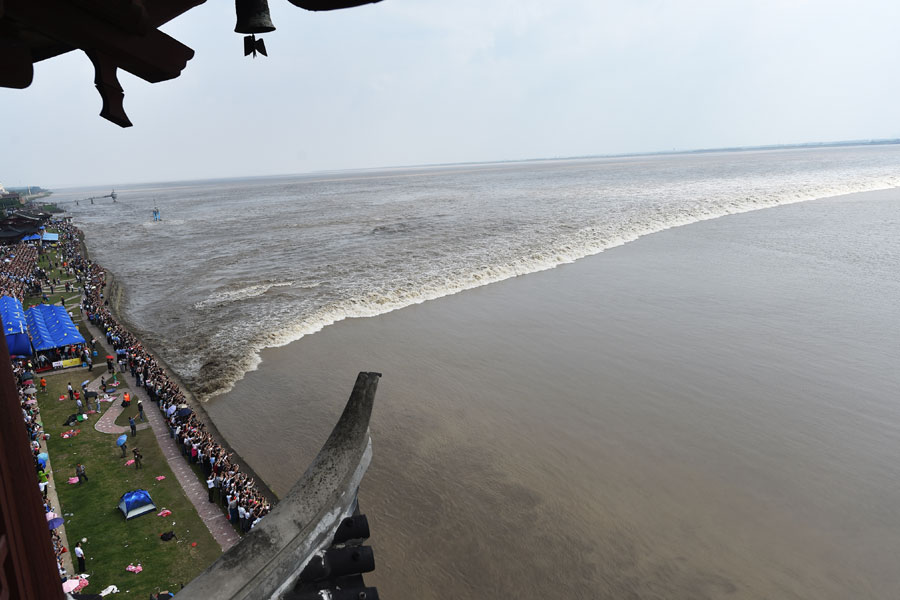 People watch tide of Qiantang River in East China