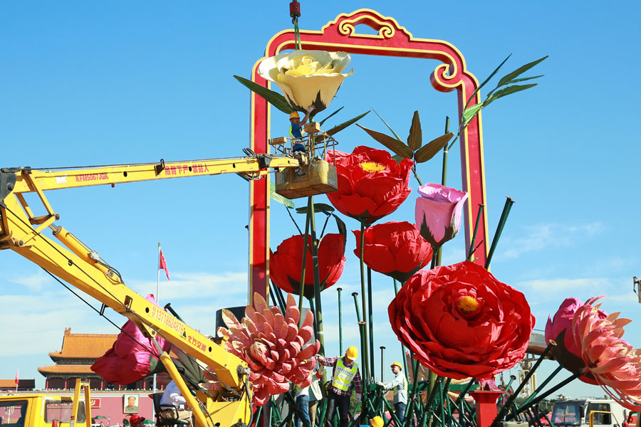 Holiday bouquet decorates Tiananmen Square