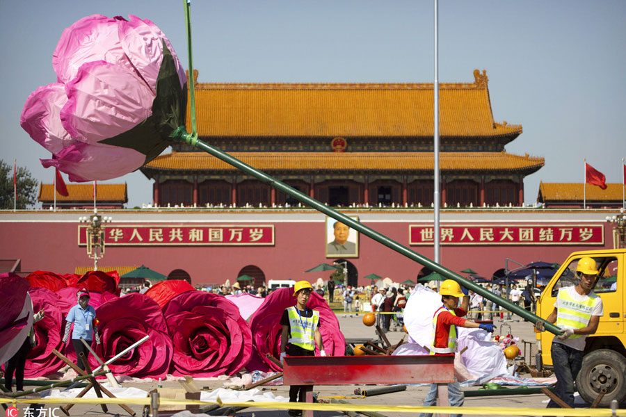 Holiday bouquet decorates Tiananmen Square