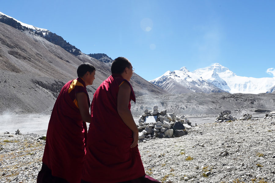 Panchen Lama prayers at foot of Qomolangma