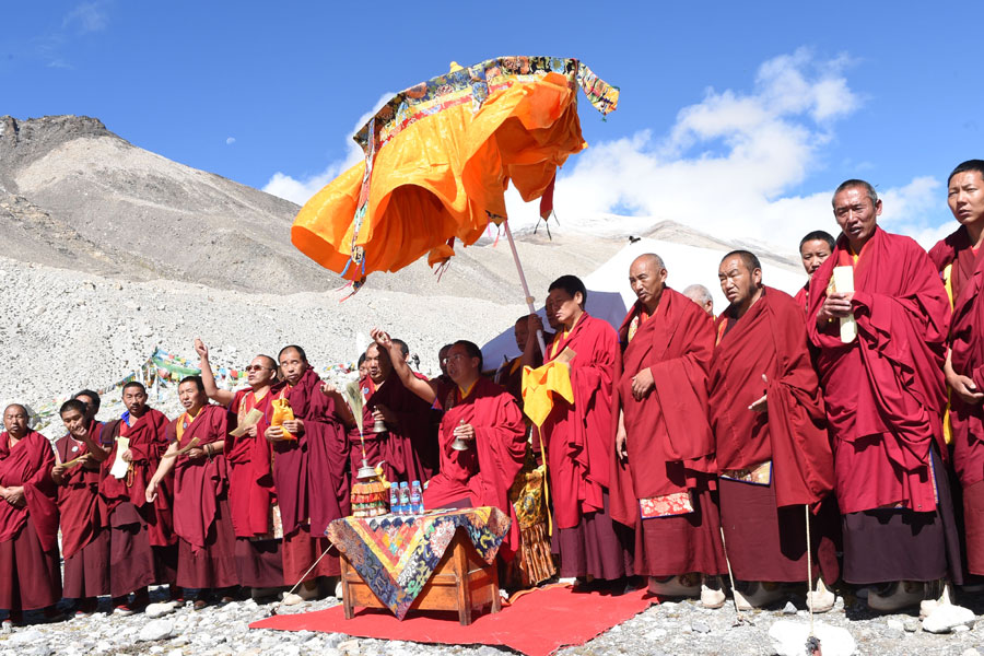 Panchen Lama prayers at foot of Qomolangma