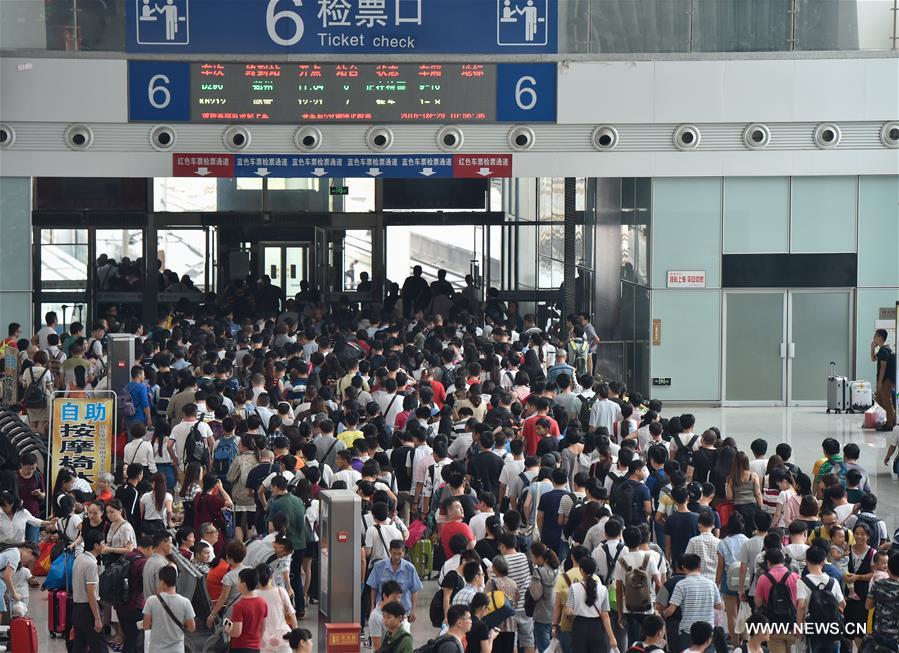 Passengers set off on trips for coming National Day holidays