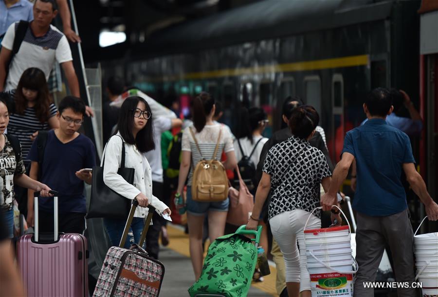 Passengers set off on trips for coming National Day holidays