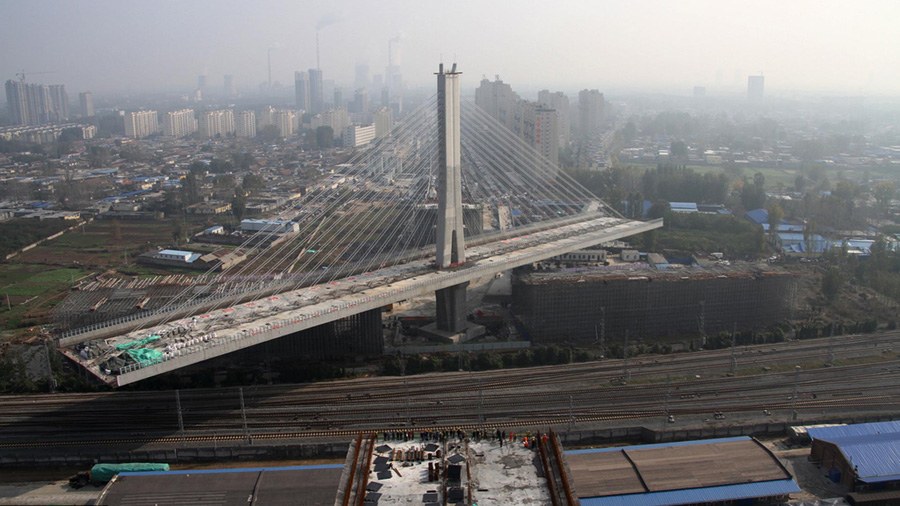 Overhead bridge rotated in E China