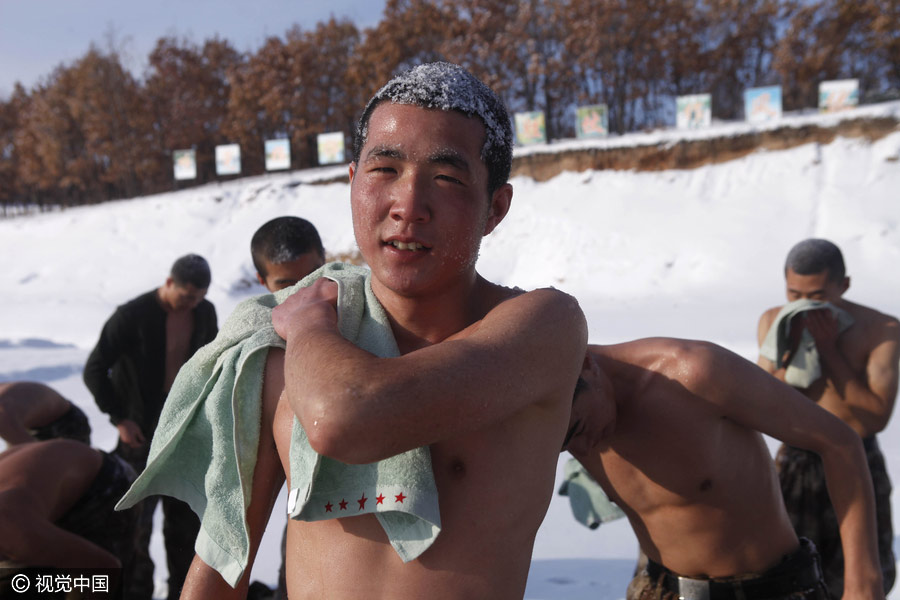 Soldiers bathe in snow in minus 20 in Northeast China