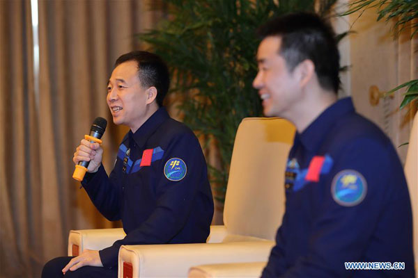 2 astronauts describe food and fun on 33-day journey, say time flew by