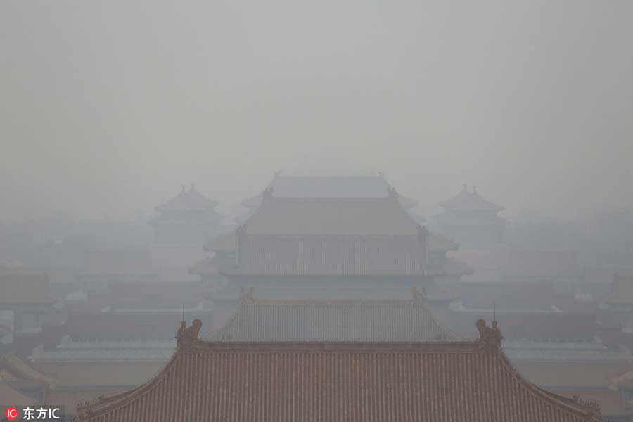 Severe smog envelops Beijing