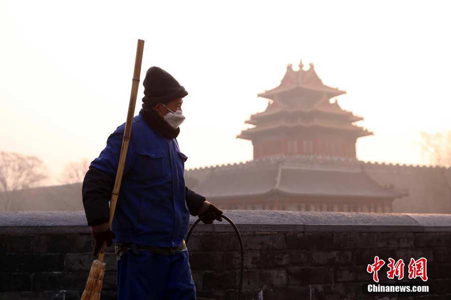 Severe smog envelops Beijing