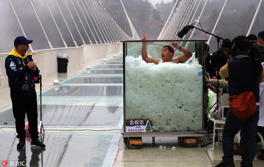 Man braves ice to set new record on world's highest glass bridge