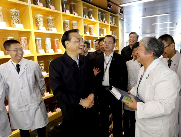 Premier Li visits traditional Chinese medicine manufacturer