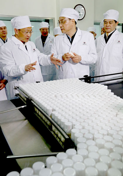Premier Li visits traditional Chinese medicine manufacturer
