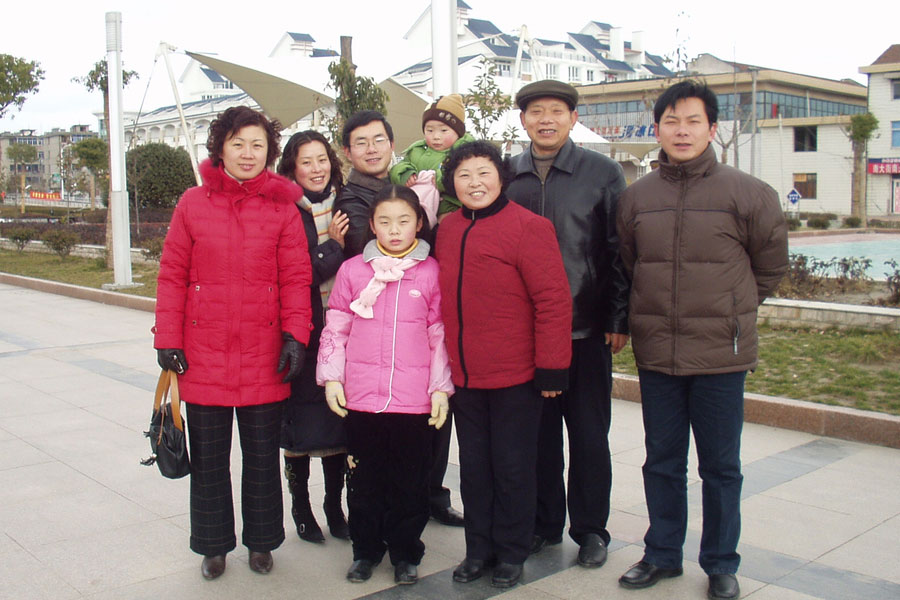 Decades' worth of family photos stirs Chinese internet users