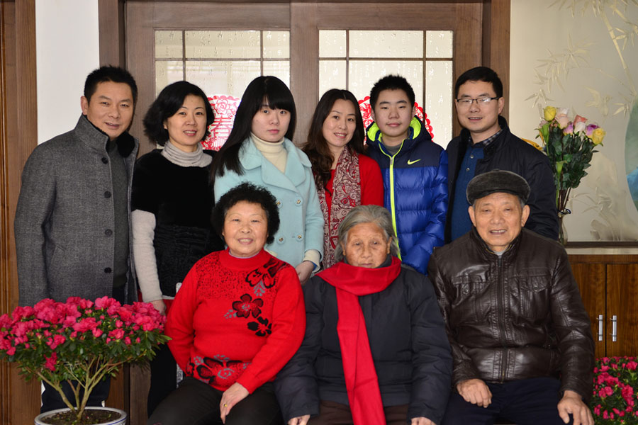 Decades' worth of family photos stirs Chinese internet users