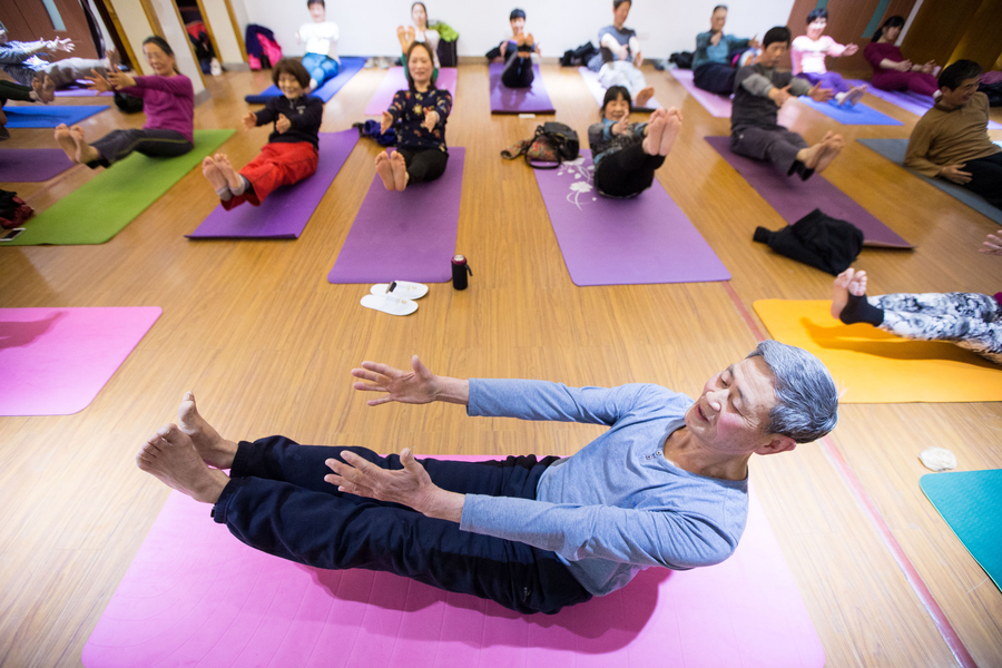 73-year-old yoga grandpa a trendsetter in Hangzhou