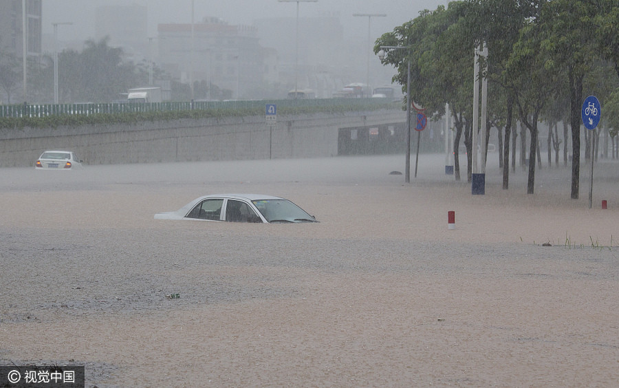 Rainstorms cause floods, trap cars in Guangzhou
