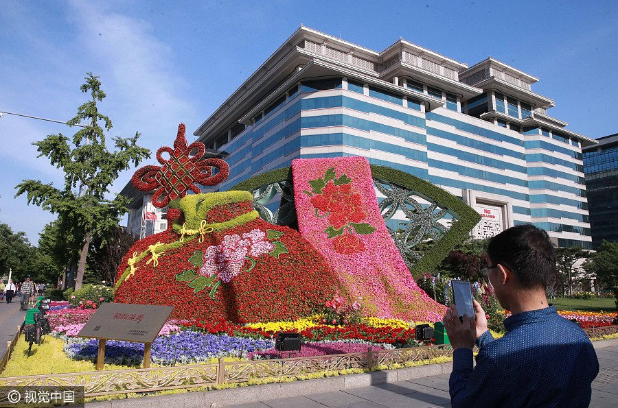 Flowers, posters greet Belt and Road forum in Beijing