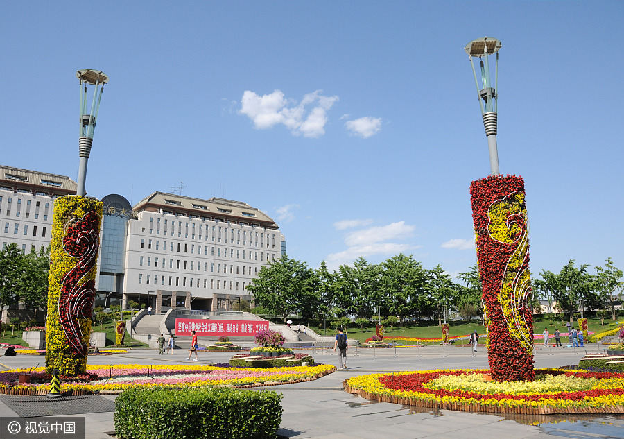 Flowers, posters greet Belt and Road forum in Beijing