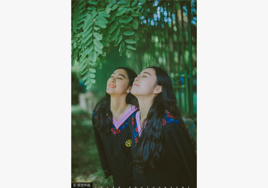 Twins pose for graduation photo in Zhejiang University