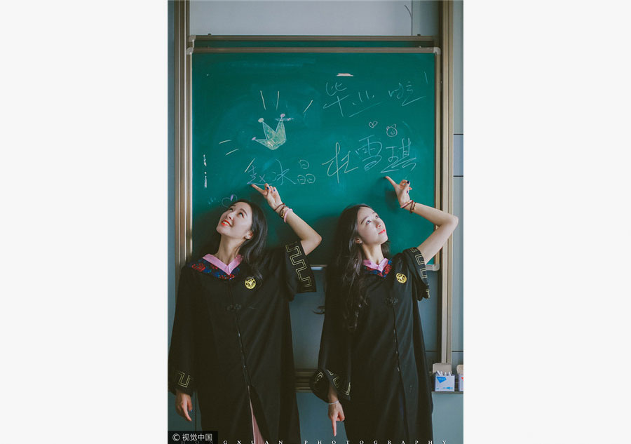 Twins pose for graduation photo in Zhejiang University