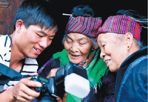 Student photographers bring smiles to poor villagers' faces