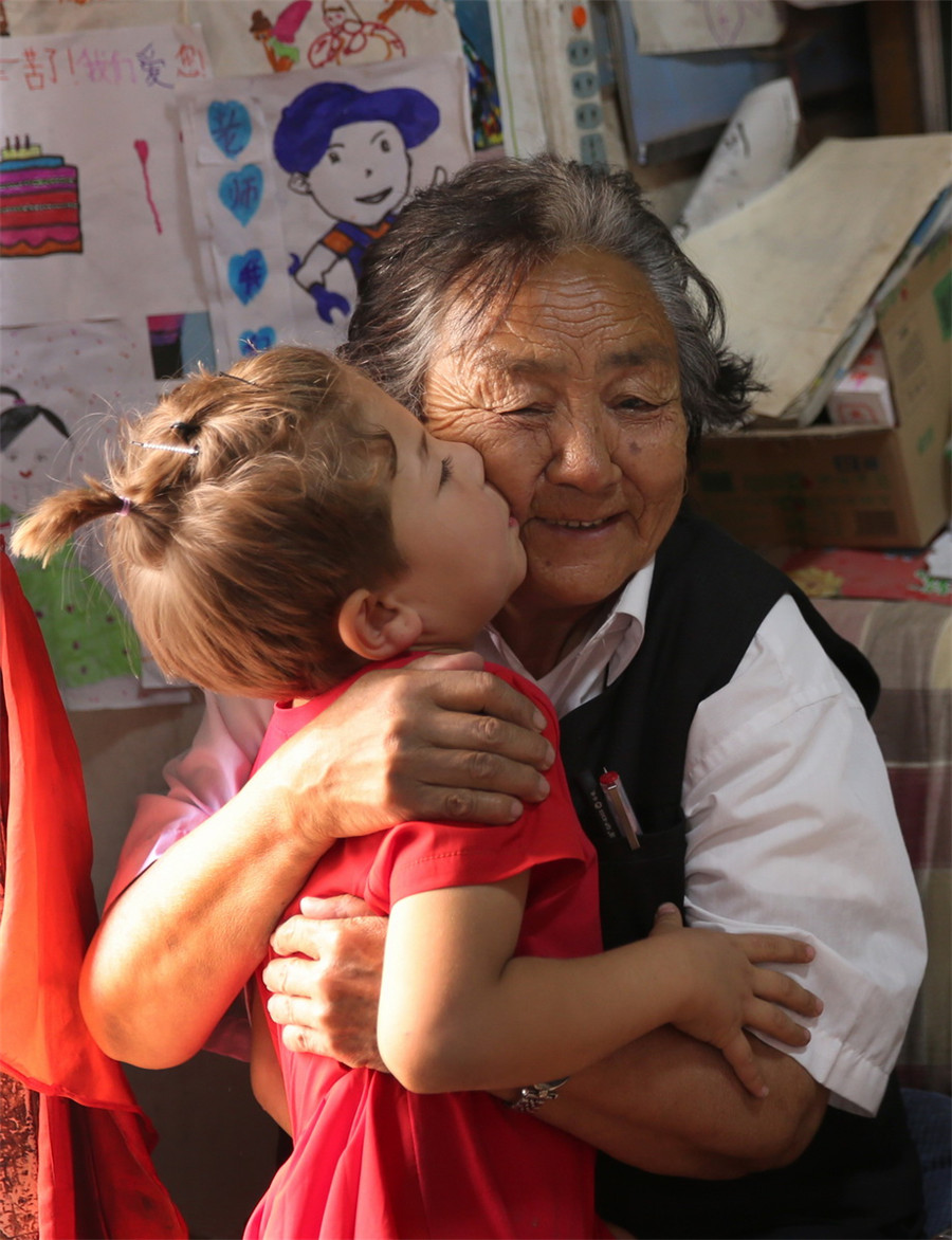 Homework tutor in Xinjiang beloved at age 74